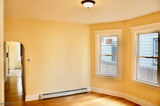 Building Photo - 954 Grove St