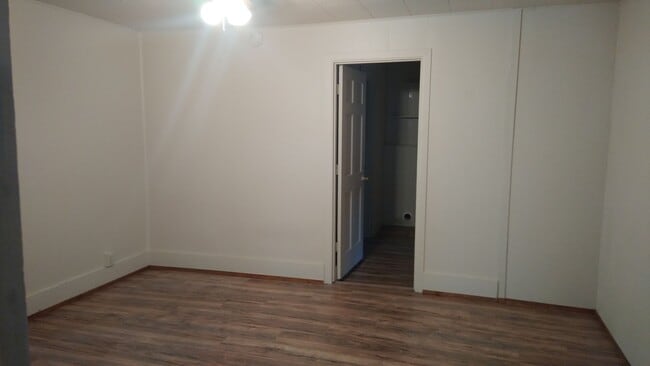 Building Photo - 3 Bedroom 1.5 Bath House