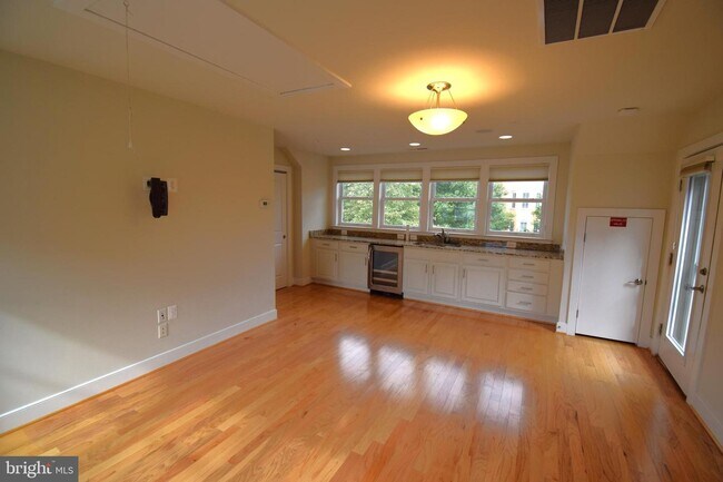 Building Photo - 2114 Potomac Ave