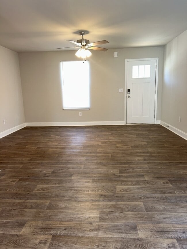 Building Photo - 2 Bedroom/1.5 bathroom