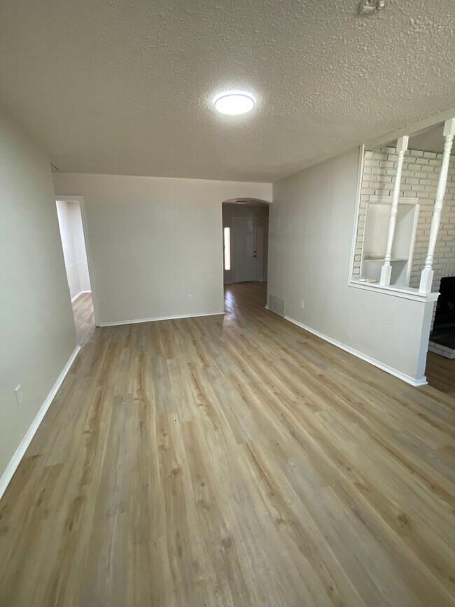 Building Photo - 2105 Linda Ln