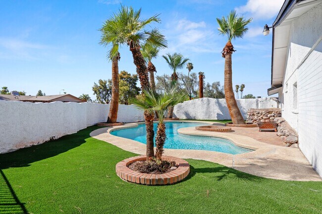 Foto del edificio - Prime ASU Location 5BR Home with Pool & Garage