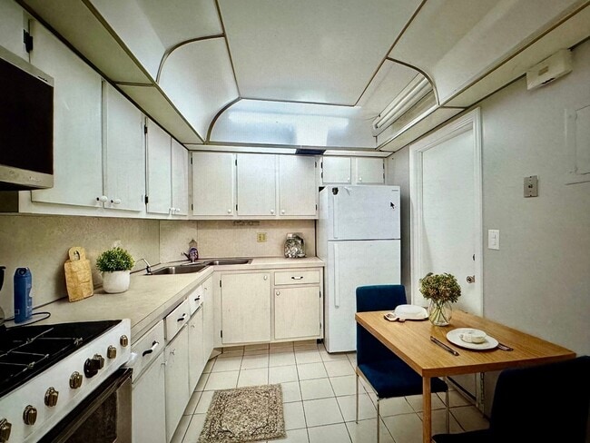 Building Photo - 12 NE 19th Ct