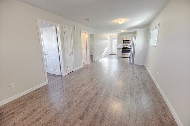 Building Photo - 735 Coalbrook Close W