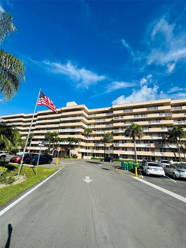 Building Photo - 250 Jacaranda Dr