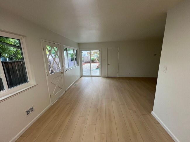 Foto del edificio - 2110-2112 Town &amp; Country Lane