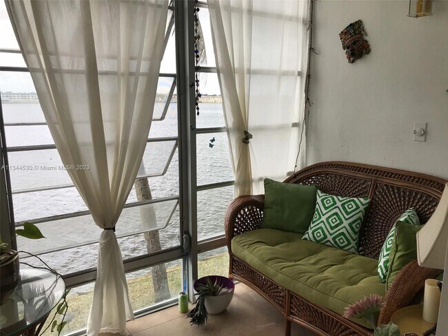 Building Photo - 1175 NE Miami Gardens Dr