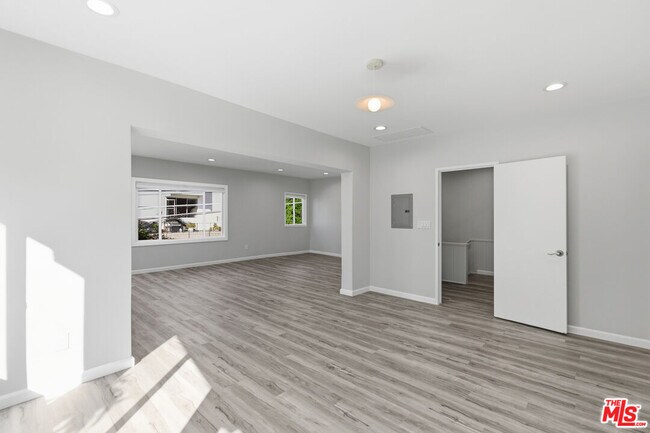 Foto del edificio - 6314 Primrose Ave