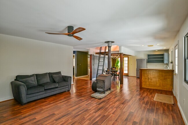 Foto del edificio - 12400 McDougal Rd