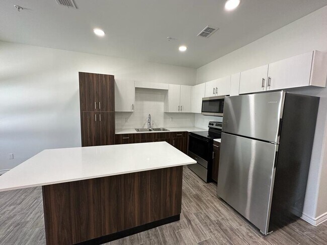 Foto del edificio - 302 Sylvia Handy Dr