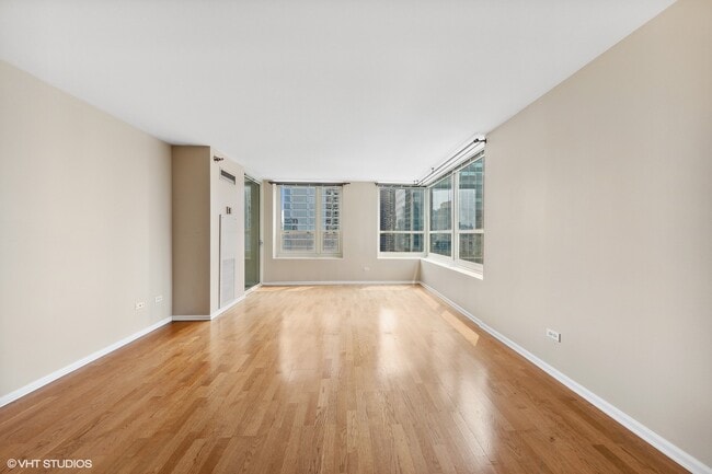 Building Photo - 345 N LaSalle St