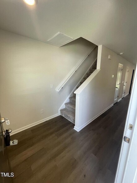 Foto del edificio - 2027 Wiggins Village Dr