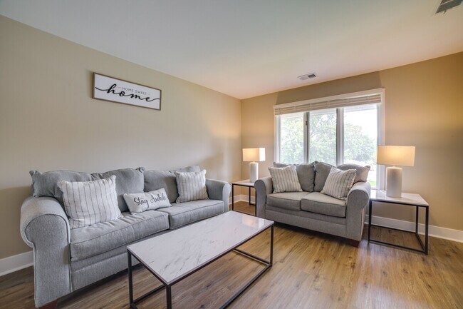 Foto del edificio - 1136 Camellia Dr