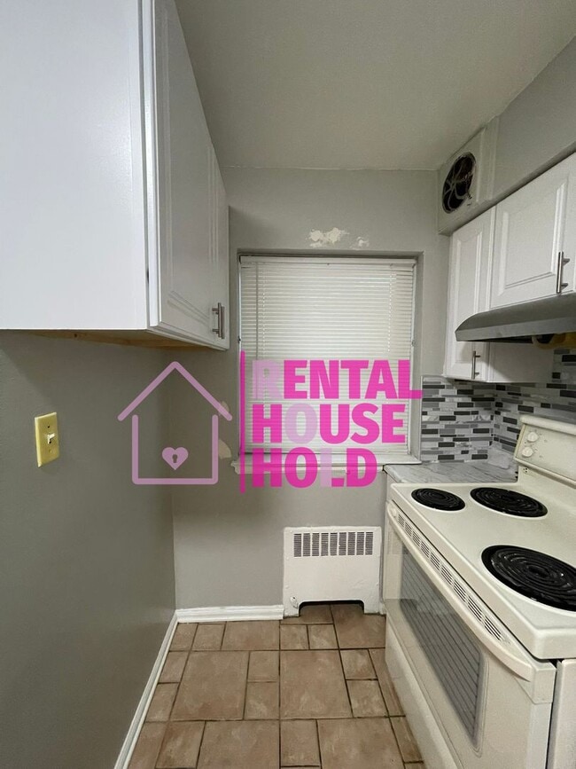 Building Photo - 2 Bedroom 1 Bath Condo