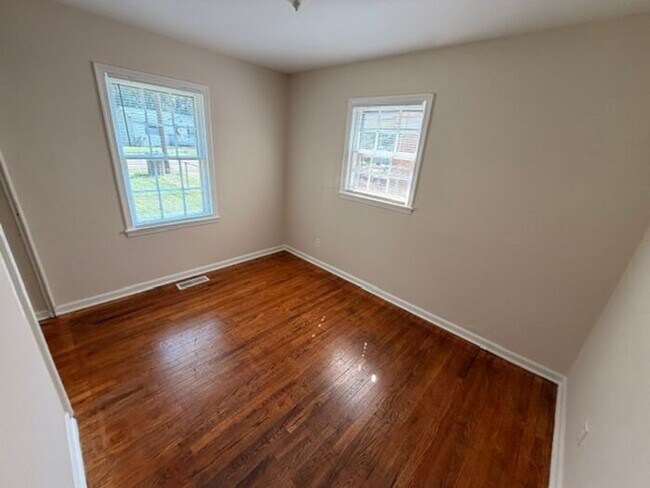 Foto del edificio - Three bedroom brick home available now!