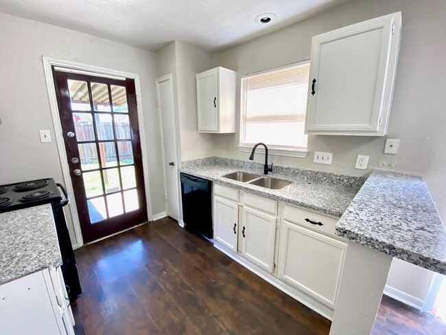 Foto del edificio - 908 Littleport Ln
