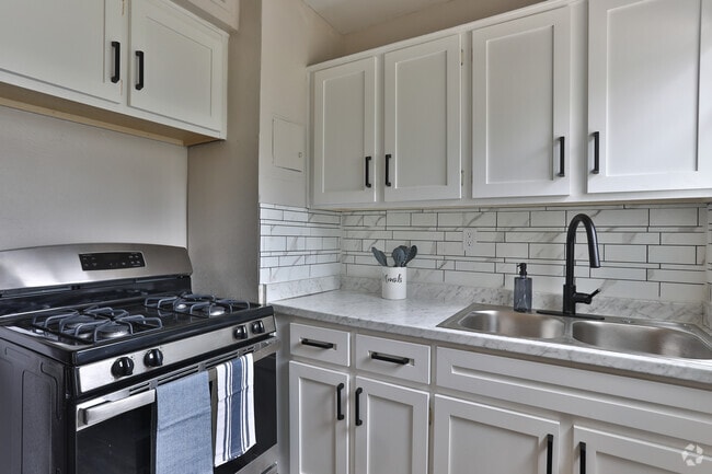 Building Photo - The Oaks at Anderson Apartments