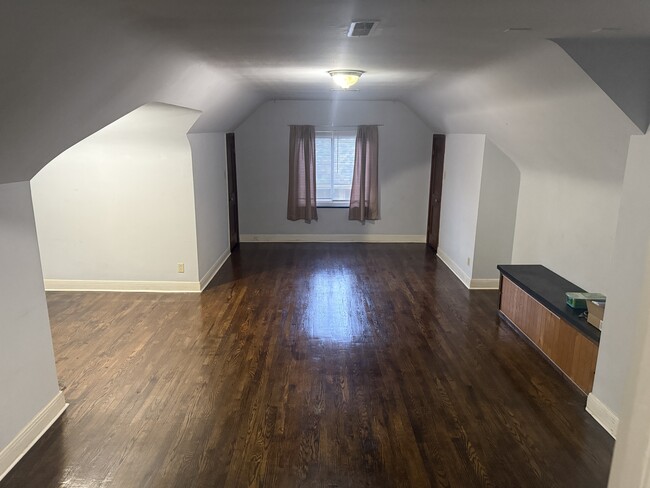 Building Photo - 105 Forest Ave