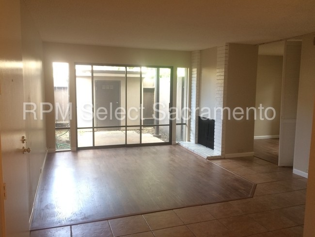 Foto del edificio - 2208 Woodside Ln