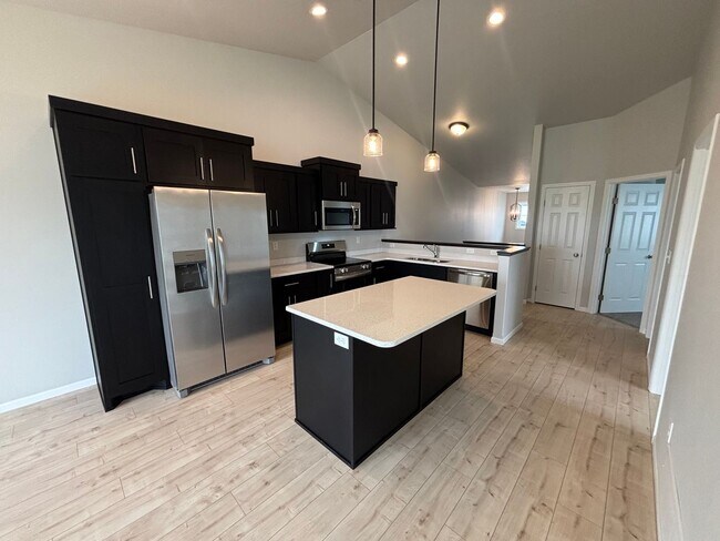 Foto del edificio - Stylish New Bi-Level Twinhome | 4 Beds | M...