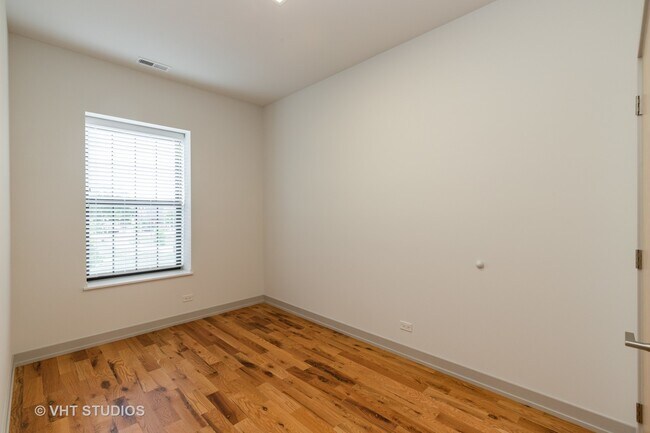 Foto del edificio - 325 E 44th St