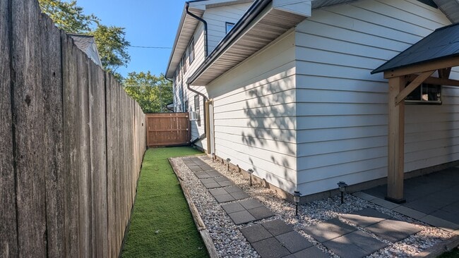 Building Photo - 206 Elm Ln