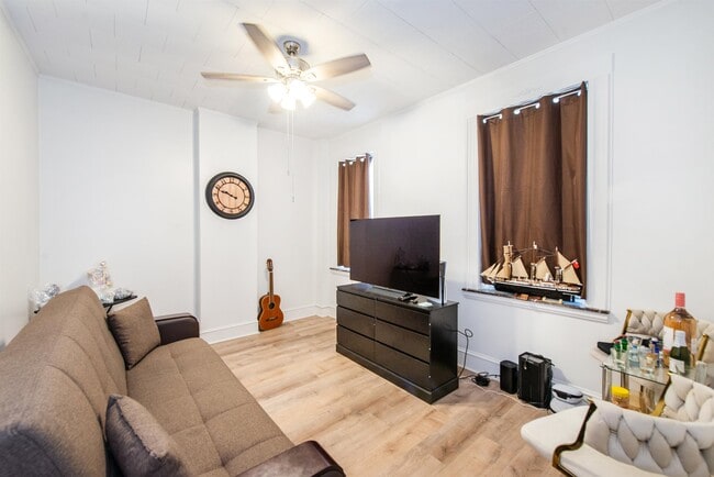 Building Photo - 606 59th St