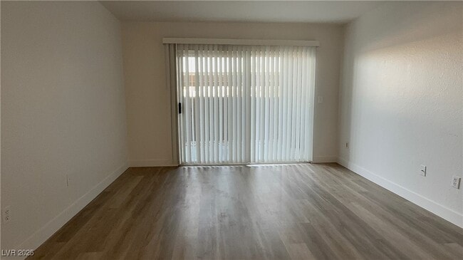 Foto del edificio - 8070 W Russell Rd