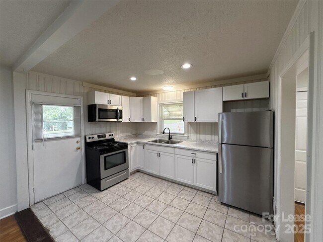 Building Photo - 424 E Walnut Ave