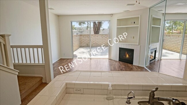 Building Photo - 2 Bedroom Townhome In Valencia For Rent!