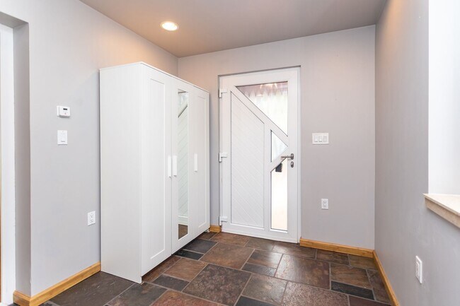 Building Photo - Charming 3-Bed, 2-Bath Home in Manitou Spr...