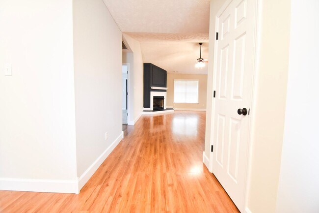 Building Photo - COMING SOON!! ~4 Bedroom 3 Bathroom