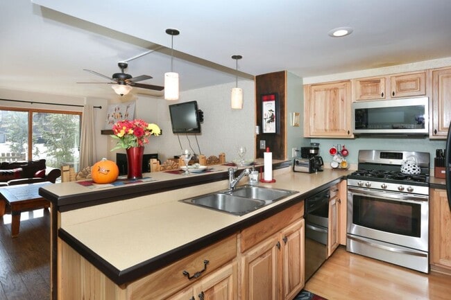 Foto del edificio - Walk to Main St and Gondola! Furnished! In unit sauna and amenities! Flexible lease terms!