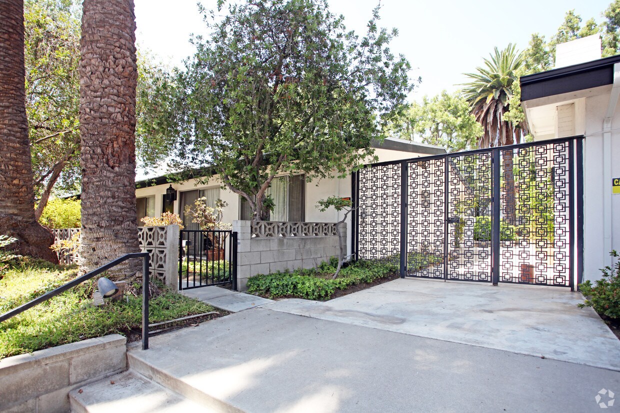 Primary Photo - 615-629 S Pasadena Ave