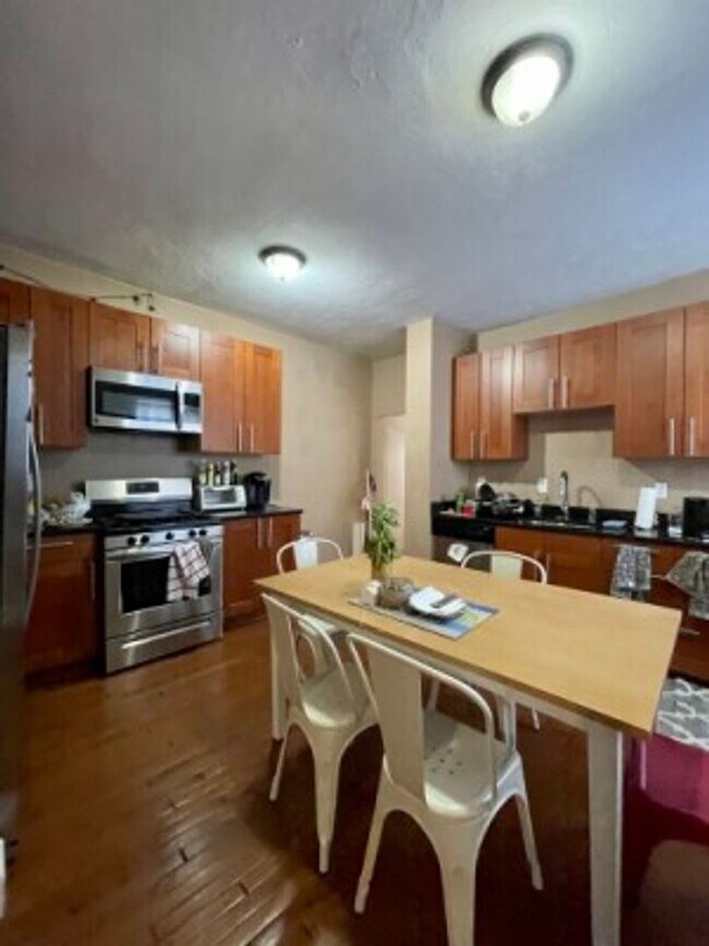 Building Photo - 5 Bed 2 Bath - Allston - 9/1