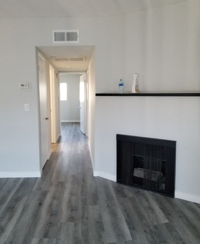 Interior Photo - Granada Court