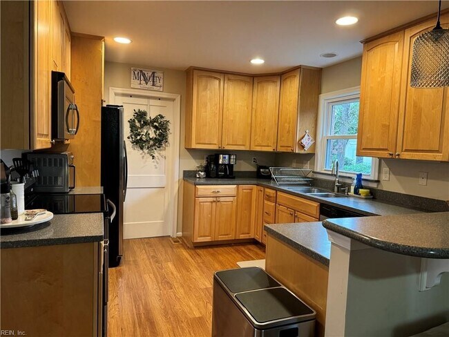 Building Photo - 3716 S Queensgrove Cir