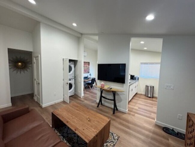Foto del edificio - 1bed/1bath ADU - Right Off the Freeway of Prospect Heights