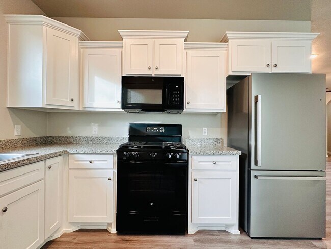Building Photo - 3 bed 2 bath Modern Home Available Now