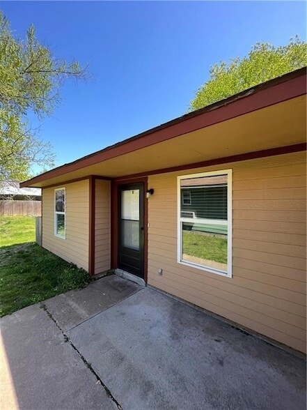 Building Photo - 2006 Cypress Pl
