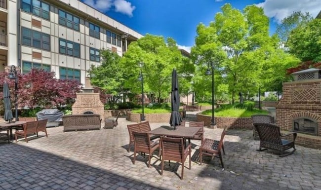 Foto del edificio - 445 W Blount Ave