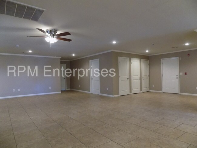 Foto del edificio - 1000 N Davis Ave