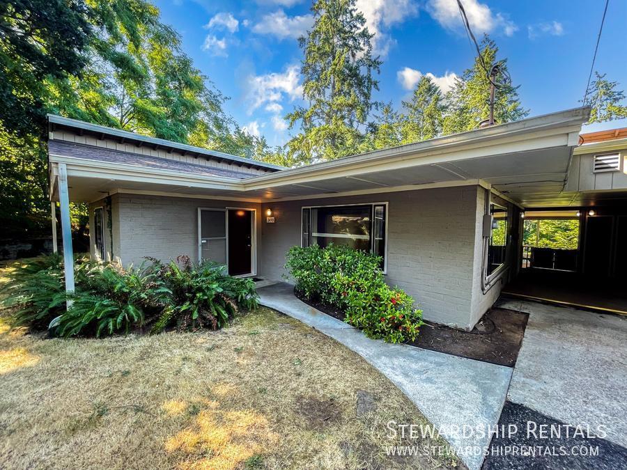 Primary Photo - Beautiful 5 br home in quiet neighborhood