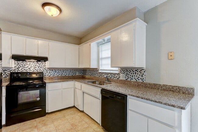 Building Photo - 347 W Cedar Dr