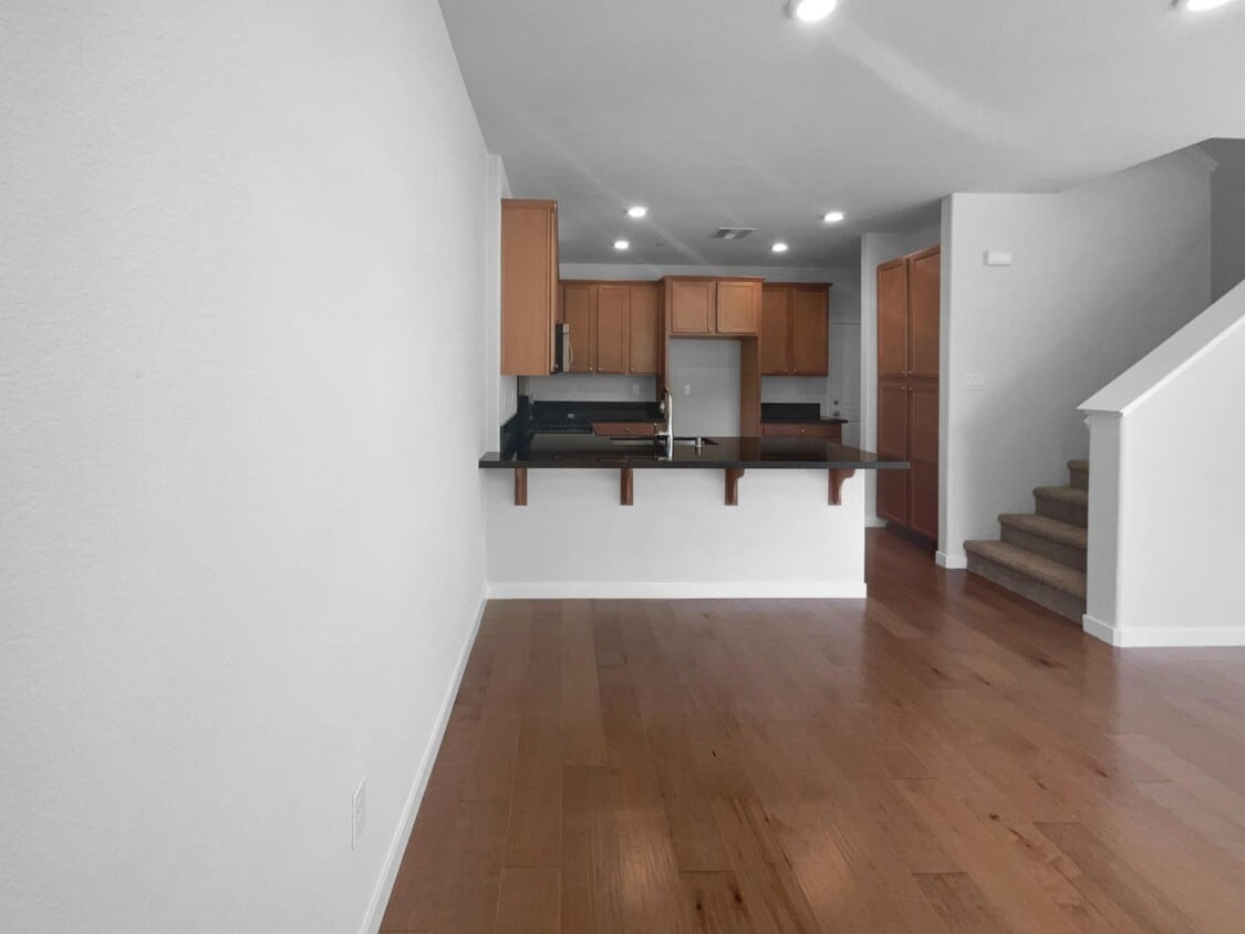 Foto principal - 3234 Bridgeway Dr