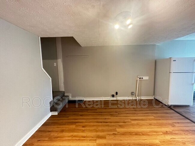 Building Photo - 221 Reeb Ave