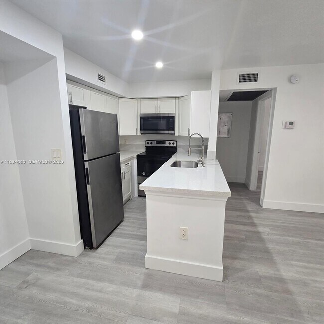 Building Photo - 10020 Winding Lake Rd