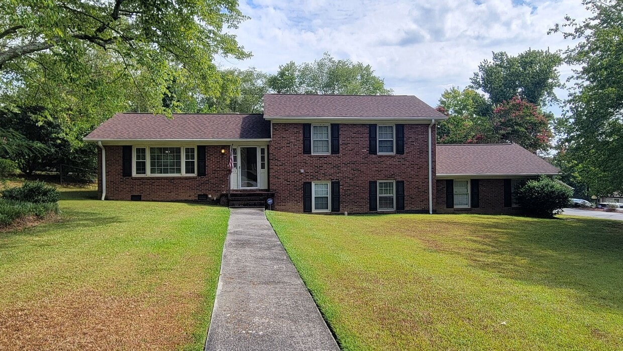 Foto principal - 4 Bed, 2.5 Bath Home Available in Taylors