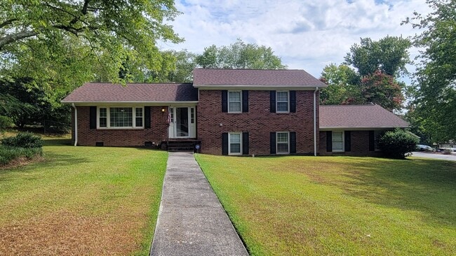 4 Bed, 2.5 Bath Home Available in Taylors - 4 Bed, 2.5 Bath Home Available in Taylors