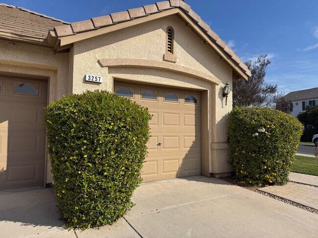 Foto del edificio - Stunning 4+ bedroom/3 bath, 3 Car Garage, Plus RV Parking in Clovis
